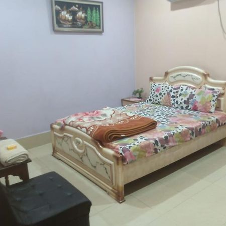 Palm Valley Hotel Sukkur Buitenkant foto