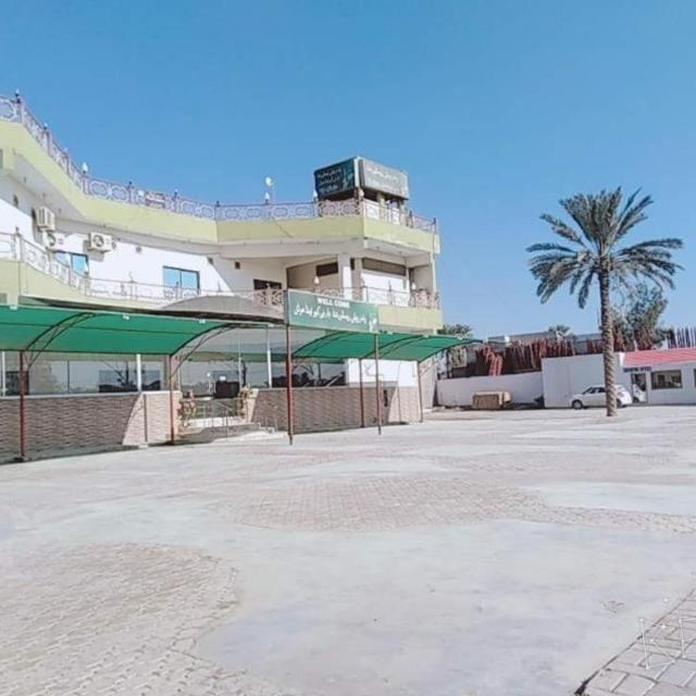 Palm Valley Hotel Sukkur Buitenkant foto