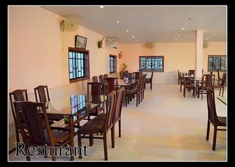 Palm Valley Hotel Sukkur Buitenkant foto