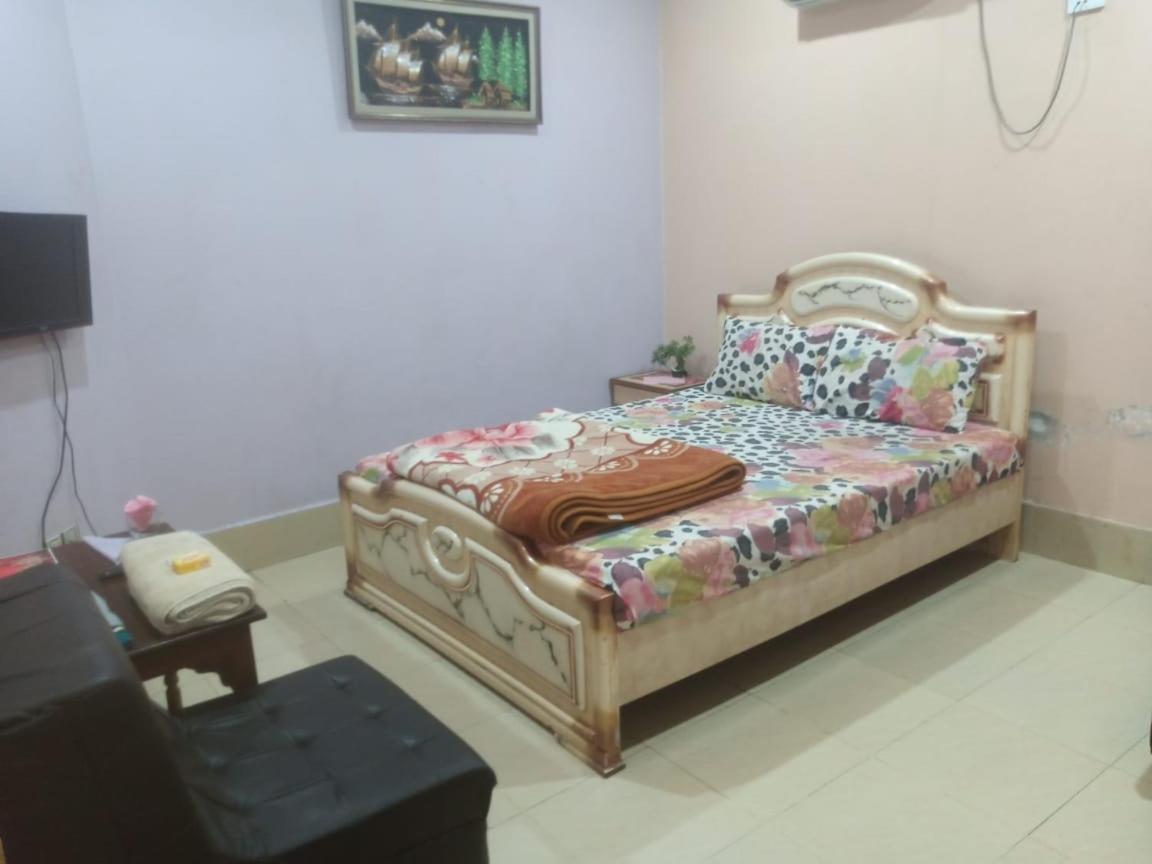 Palm Valley Hotel Sukkur Buitenkant foto
