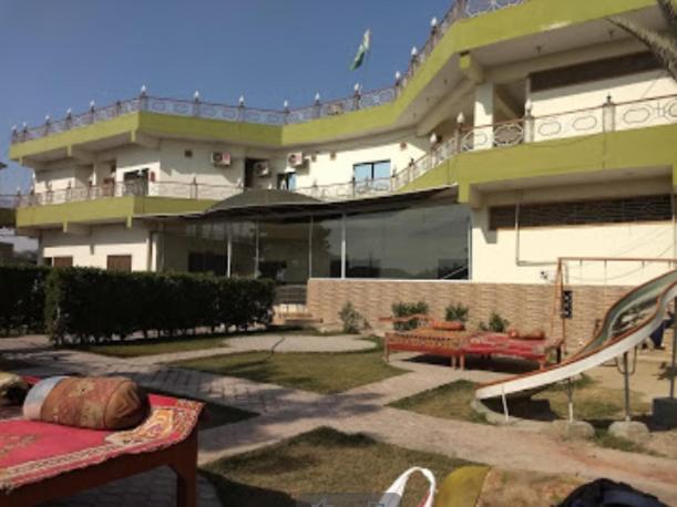 Palm Valley Hotel Sukkur Buitenkant foto