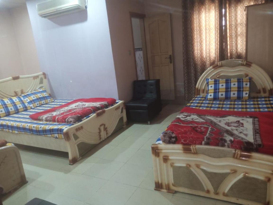 Palm Valley Hotel Sukkur Buitenkant foto