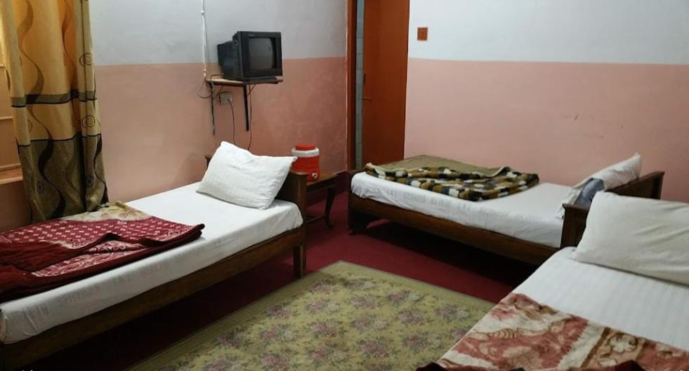Palm Valley Hotel Sukkur Buitenkant foto