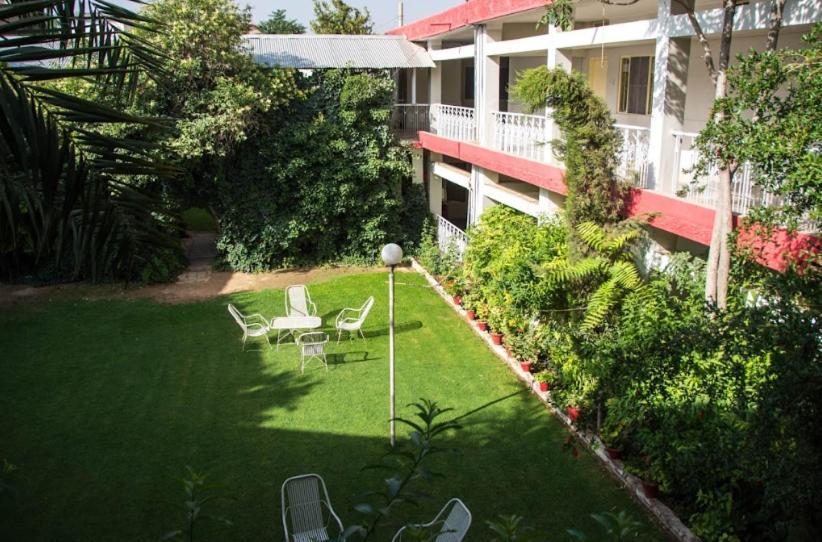 Palm Valley Hotel Sukkur Buitenkant foto